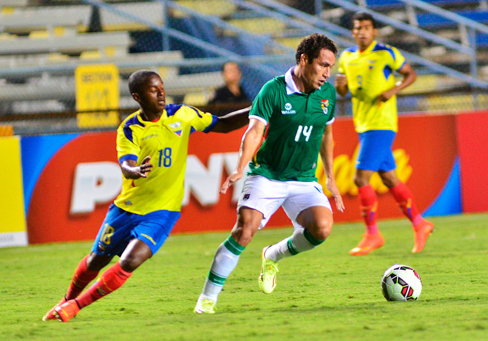 El jugador de Bolivia Gualberto Mojica (d) disputa el balón con Juan Cazarez (i) de Ecuador. Foto: EFE