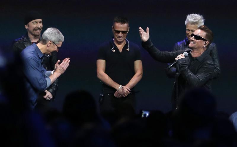Bono de U2 con el director ejecutivo de Apple, Tim Cook. Foto: EFE