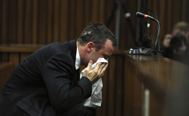 Oscar Pistorius conocerá mañana la sentencia del juicio por matar a su novia. Foto: EFE