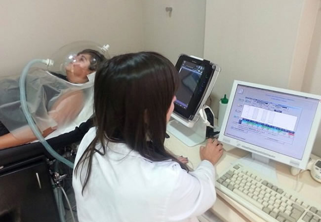 Una paciente realiza la prueba de la calorimetría indirecta en la clínica Sagrada Familia de Barcelona. Foto: EFE