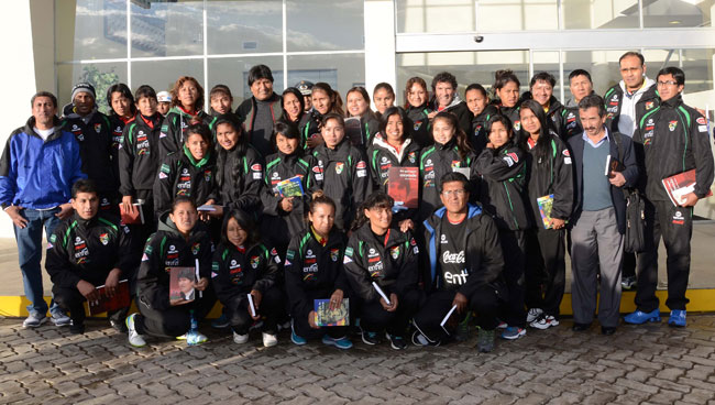 Encuentro de la Selección Femenina de Fútbol de Bolivia con el presidente Evo Morales, antes de su partida a Ecuador. Foto: ABI