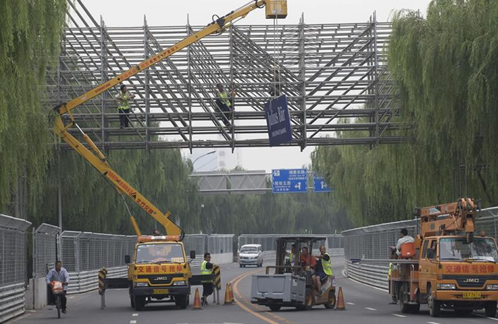 Trabajadores organizan la construcción del circuito urbano para la Fórmula E en Pekín (China). Foto: EFE