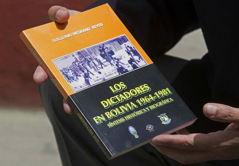 El historiador boliviano Guillermo Medrano muestra su obra reciente. sobre los gobiernos de cinco dictadores militares de Bolivia del período 1964-1981. Foto: EFE