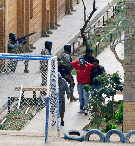Autoridades policiales retoman el control del penal El Abra en Cochabamba. Foto: EFE