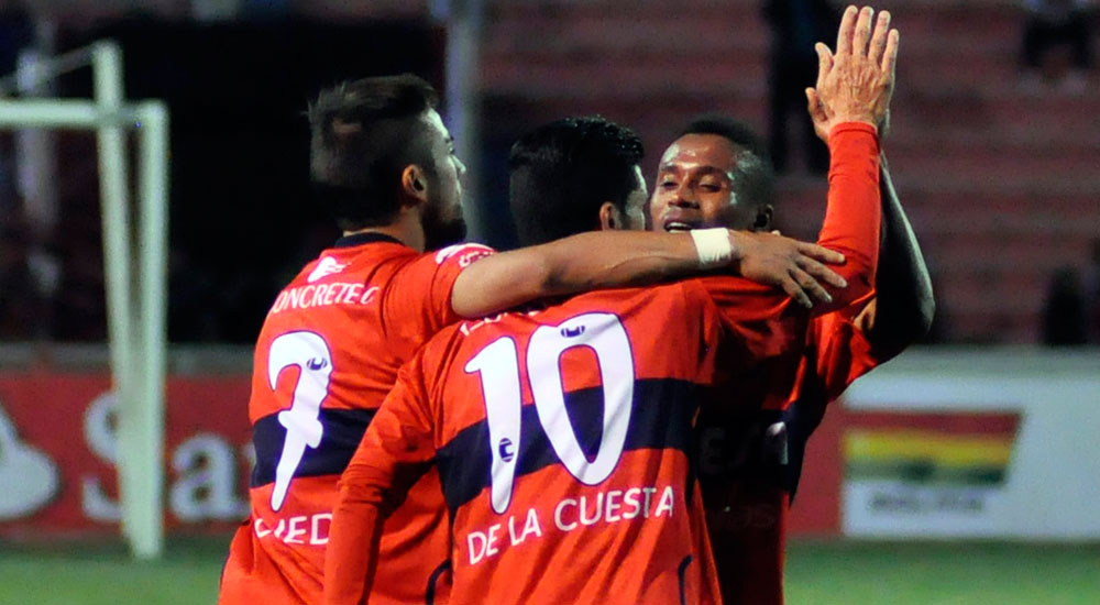 Ramiro Ballivian (d) de Universitario festeja junto a Lucas Ojeda (i) y Ruben de la Cuesta su gol ante el César Vallejo. Foto: EFE