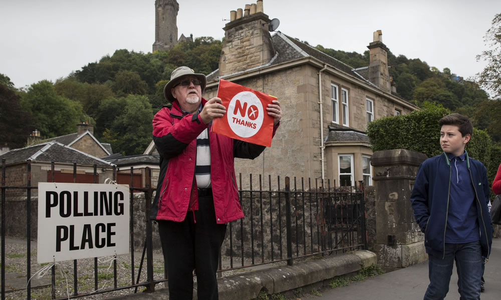 Un partidario del "no" a la independencia de Escocia del Reino Unido sostiene una pancarta en la que se lee "no, thanks". Foto: EFE