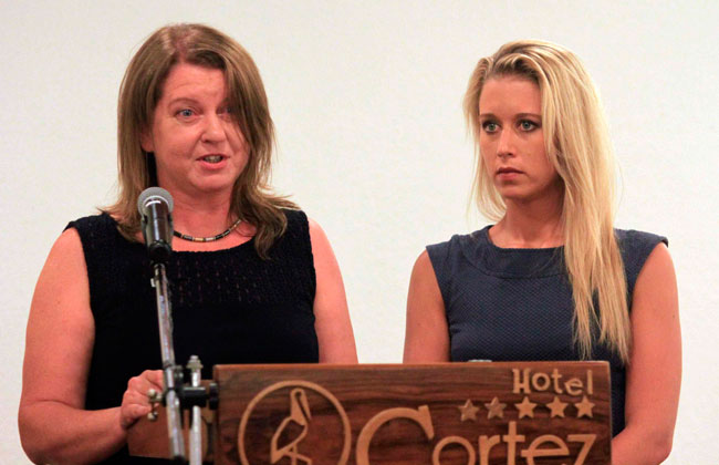 La irlandesa Caroline Dwyer (i), junto a su hija Aisling, habla en una rueda de prensa en Santa Cruz. Foto: EFE