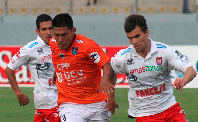Andy Pando (c) del César Vallejo fue destacado como el mejor jugador del encuentro ante Universitario de Sucre. Foto: EFE