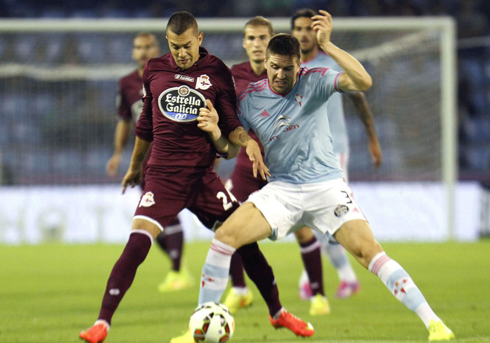 El jugador del Celta de Vigo Fontás (d) pugna por un balón con el argentino Fariña, del Deportivo de La Coruña. Foto: EFE