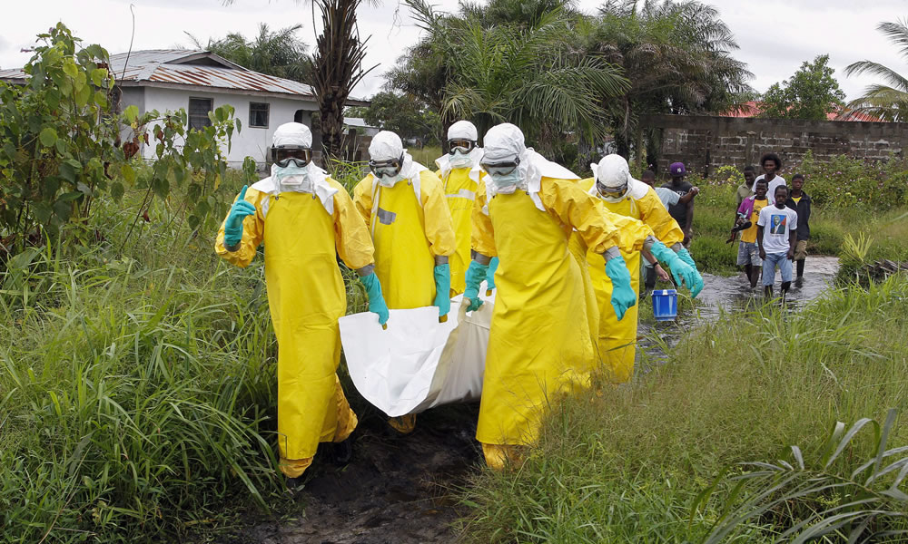 Enfermeros trasladan cuerpo de víctima del virus Ébola en Liberia. Foto: EFE