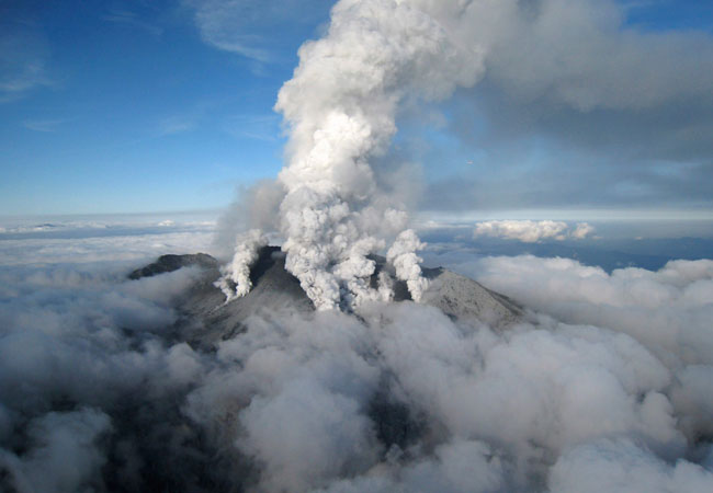 Imagen aérea del volcán Ontake, facilitada por el Ministerio japonés de Fomento y Transporte. Foto: EFE