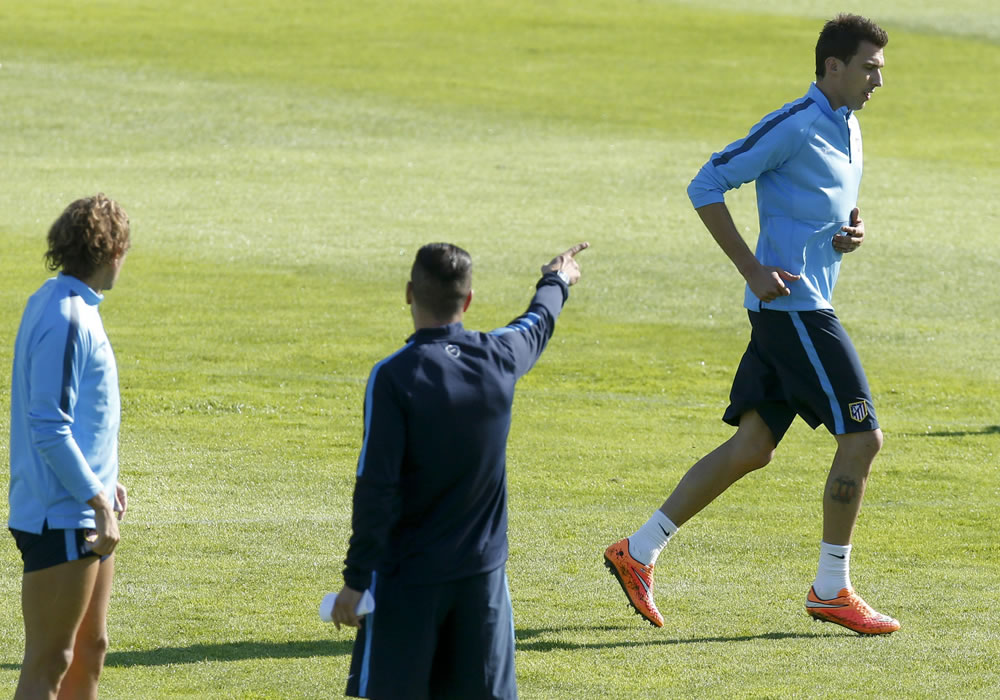 El técnico argentino del Atletico de Madrid, Diego Simeone,c, da intrucciones a sus jugadores. Foto: EFE