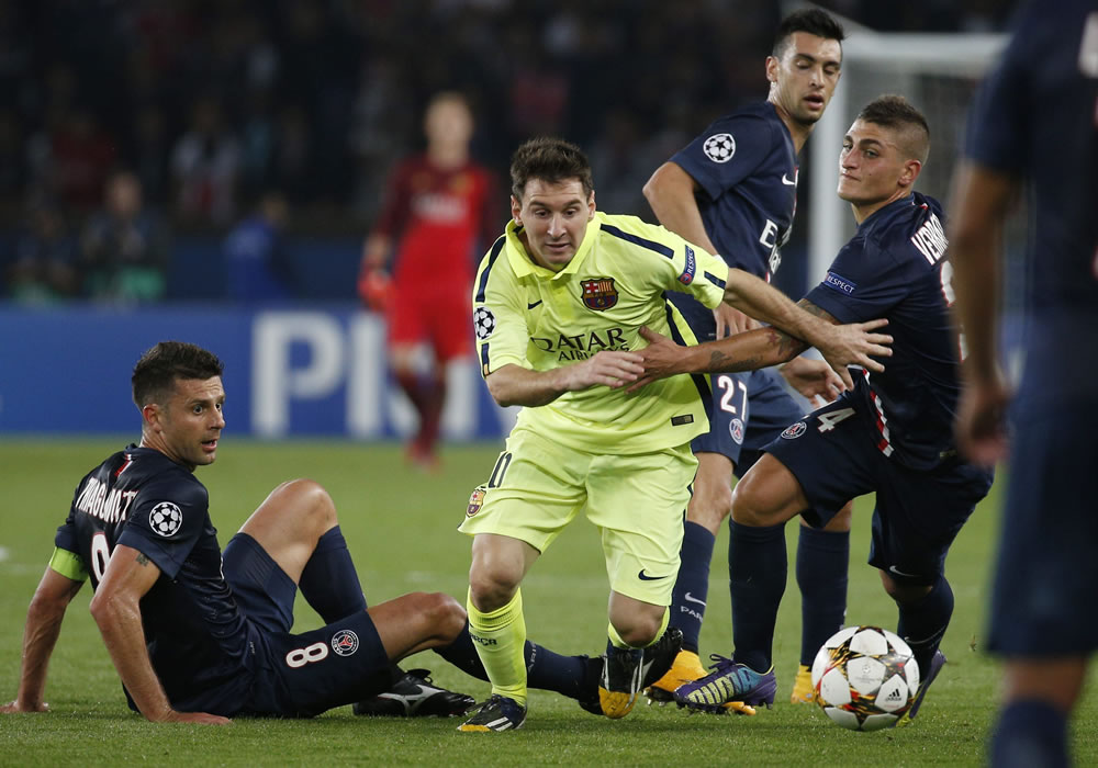Los jugadores del París Saint-Germain Marco Verratti (dcha) y Thiago Motta (izda) pelean por el control del balón con el jugador del FC Barcelona, Lionel Messi. Foto: EFE