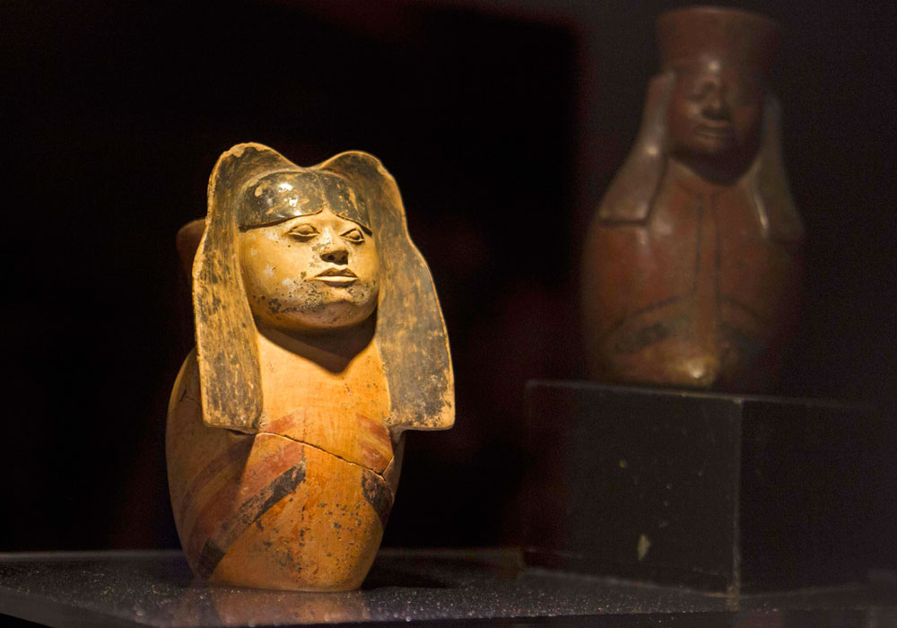 Pieza de cerámica expuesta en el Museo Nacional de Arqueología, parte de la muestra "Los orígenes de la diversidad". Foto: EFE