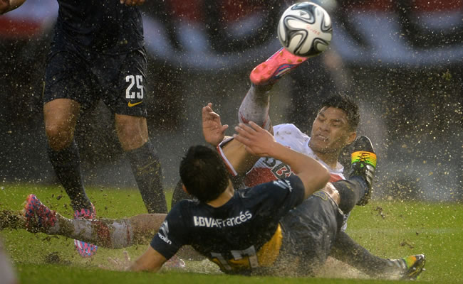 Teófilo Gutíerrez (atrás) del River Plate disputa el balón con Marcelo Meli de Boca Juniors. Foto: EFE