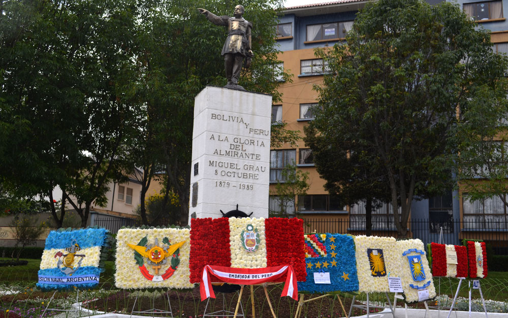 Ofrendas florales a los pies del monumento en homenaje al Almirante Miguel Grau, en la plaza del mismo nombre, en la zona de Irpavi de la ciudad de La Paz. Foto: ABI