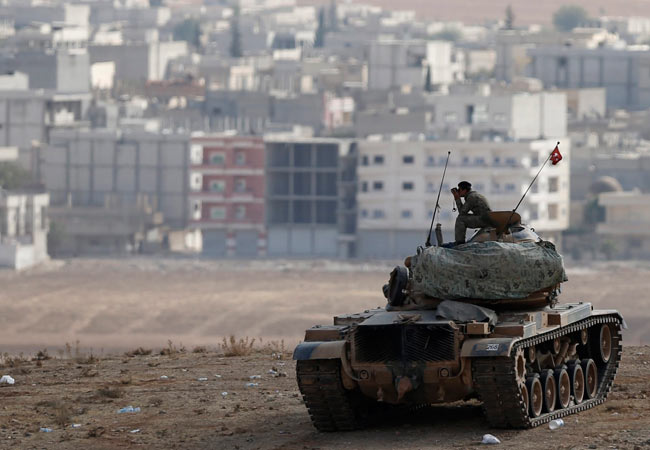 Soldados turcos vigilan la frontera de Sanliurfa, Turquía junto a posiciones de las fuerzas del Estado Islámico en la localidad de Kobani, Siria. Foto: EFE