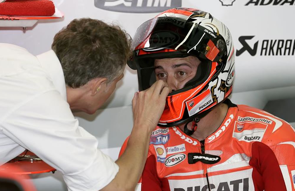 El piloto italiano de MotoGP Andrea Dovizioso conversa con un miembro de su equipo. Foto: EFE