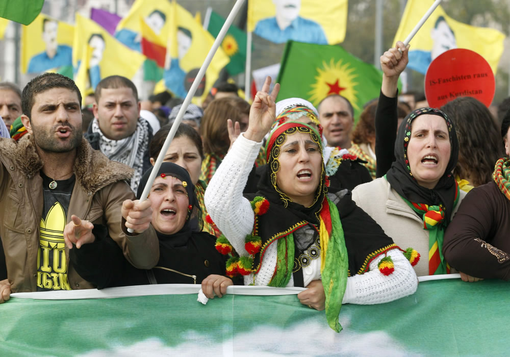 Varios miles de kurdos se manifiestan en Düsseldorf (Alemania) contra el EI. Foto: EFE