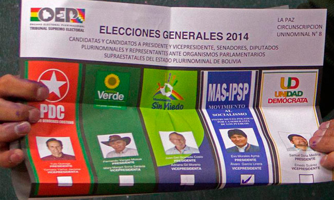 Un ciudadano muestra un voto por Evo Morales del MAS-IPSP, en el proceso de escrutinio de votos que se realizó en cada mesa de votación. Foto: EFE