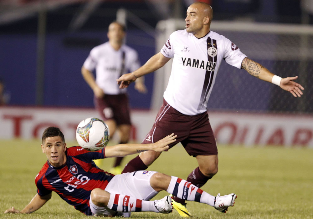 El jugador del Cerro Porteño de Paraguay Danilo Ortiz (d) disputa el balón con Santiago Silva (i) de Lanús de Argentina. Foto: EFE
