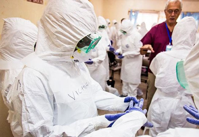 Preparación contra el ébola. Foto: EFE