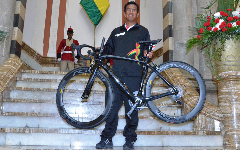 El ciclista Oscar Soliz muestra la bicicleta que el presidente Evo Morales le regaló, en un acto realizado Palacio de Gobierno en la ciudad de La Paz. Foto: ABI