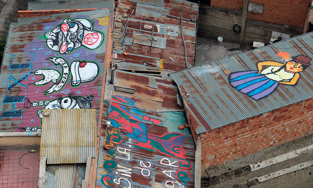 Vista aérea, desde el teleférico, de los techos pintados por el colectivo boliviano 'Techos Abiertos'. Foto: EFE