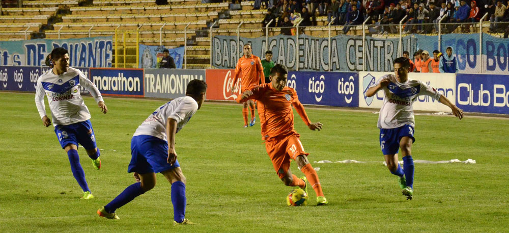 Rudy Cardozo, jugador de Bolívar en un avance ante San José, en el partido que se disputó la noche del miércoles en el estadio Hernando Siles de La Paz. Foto: ABI