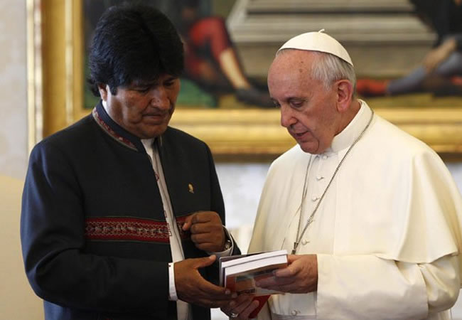 Presidente Evo Morales junto al Papa Francisco. Foto: EFE