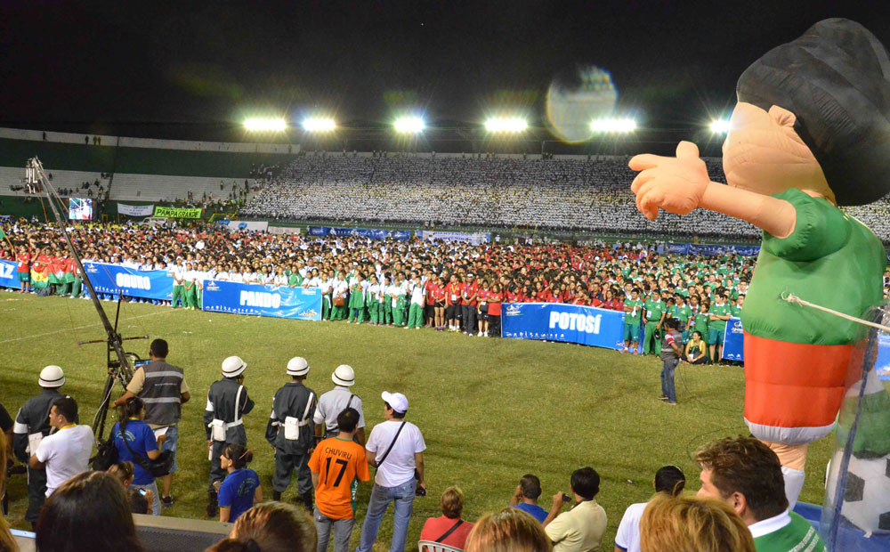 Delegaciones de los nueve departamentos desfilaron en el inicio de los Juegos Estudiantiles Plurinacionales en Santa Cruz. Foto: ABI