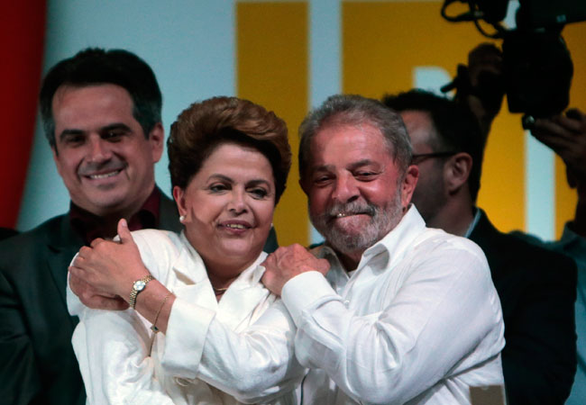 La presidenta reelecta brasileña, Dilma Rousseff, abraza al expresidente Luiz Inácio Lula da Silva (d), durante una rueda de prensa. Foto: EFE
