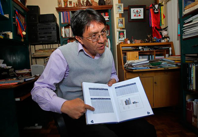 El politólogo Carlos Cordero, en entrevista en la que afirmó que cada vez más bolivianos "votan cruzado" en las Elecciones Generales. Foto: EFE