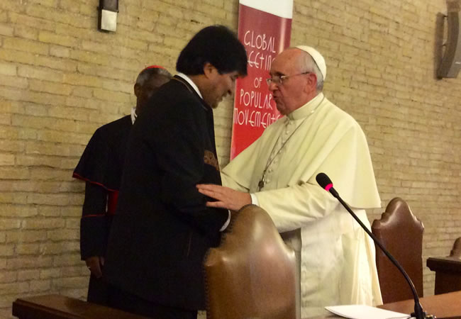 Presidente Evo Morales junto al Papa Francisco. Foto: ABI