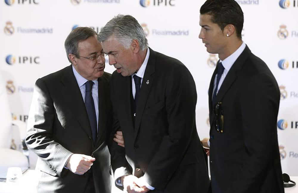 El presidente del Real Madrid, Florentino Pérez (i), conversa con el técnico italiano Carlo Ancelotti. Foto: EFE