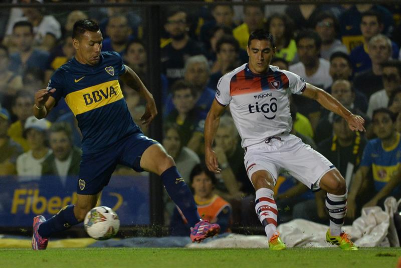 El jugador de Boca Juniors Andrés Chávez (i) conduce el balón ante la marca de Miguel Paniagua(d), de Cerro Porteño. Foto: EFE