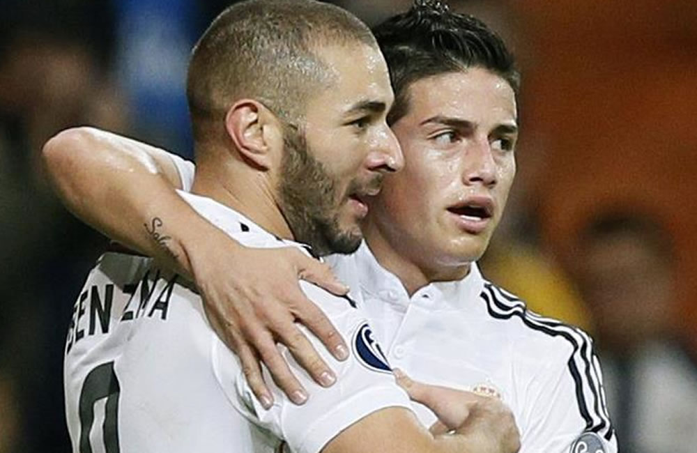 El delantero francés del Real Madrid Karim Benzema (i) celebra con su compañero, el colombiano James Rodríguez. Foto: EFE