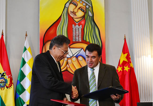 Ministro de la Presidencia Juan Ramon Quintana y el embajador de la Republica de China Li Dong. /Agencia. Foto: ABI
