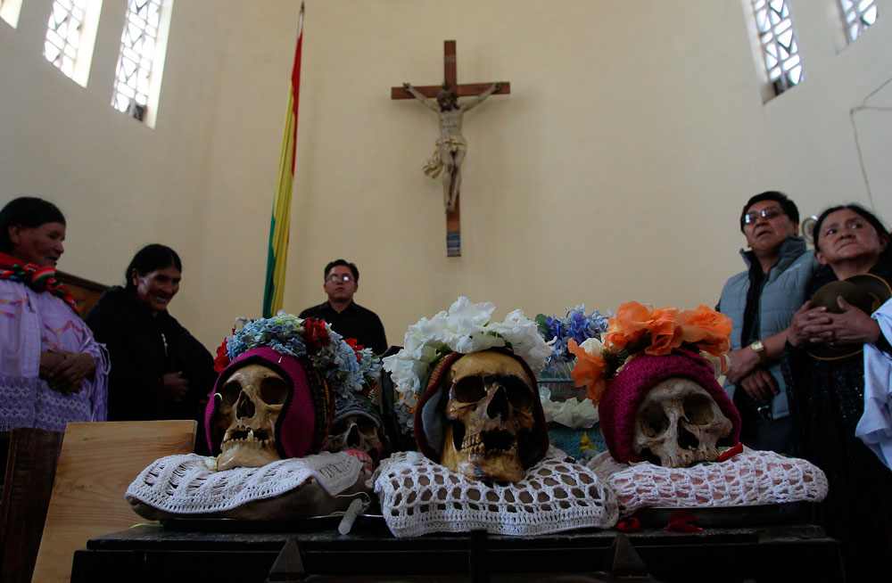 Devotos esperan la misa en la celebración de las Ñatitas en el Cementerio General de la ciudad de La Paz. Foto: EFE