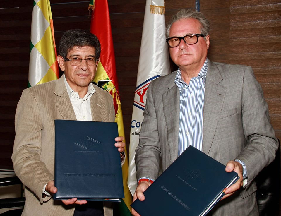 El presidente de YPFB, Carlos Villegas y el empresario petroquímico italiano Angelo Coppacchioli. Foto: ABI