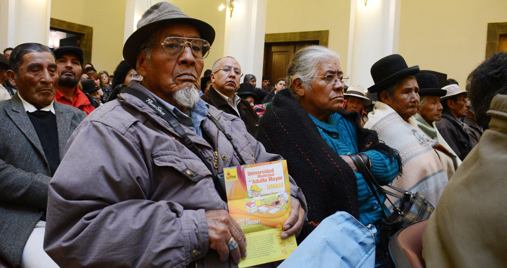 Adultos mayores participan en el inicio del pago del aguinaldo de la Renta Dignidad en Palacio de Gobierno de la ciudad de La Paz. Foto: ABI
