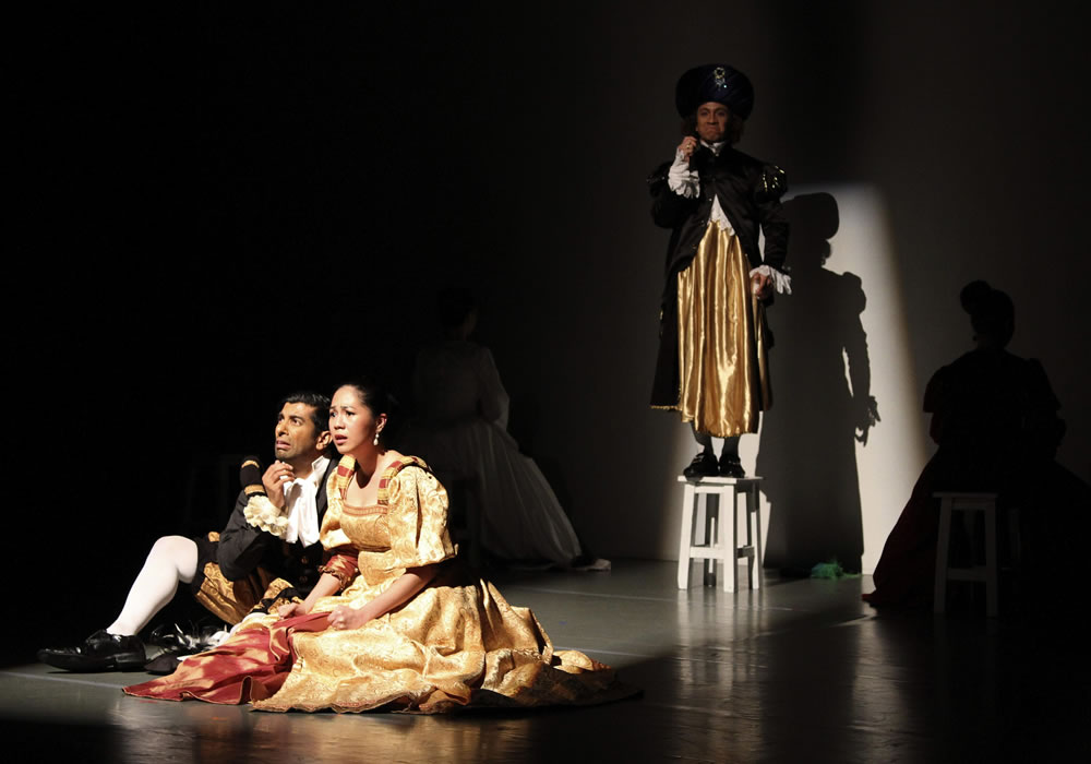 La obra "The Curious Lifes of Shakespeare y Cervantes" que se representa en la sala de teatro Sodsai Pantoomkomol en la Universidad de Chulalongkorn de la capital tailandesa. Foto: EFE