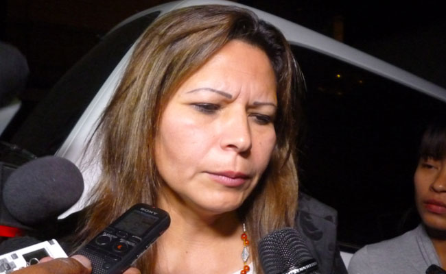 Sandra Gutiérerez, ministra de Justicia, en contacto con la prensa tras la audiencia cautelar de los imputados por el caso del bebe Alexander. Foto: ABI