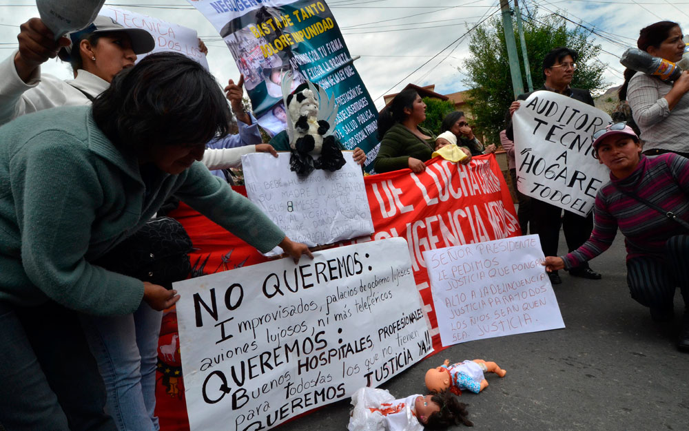 Manifestación en las puertas del Hogar Virgen de Fátima en la ciudad de La Paz, donde estuvo acogido el bebé Alexander, que murió por un supuesto abuso. Foto: EFE