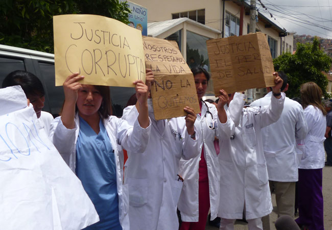 Protesta del personal del Hospital del Niño en la ciudad de La Paz, en defensa de las enfermeras detenidas por la muerte del bebe Alexander. Foto: ABI
