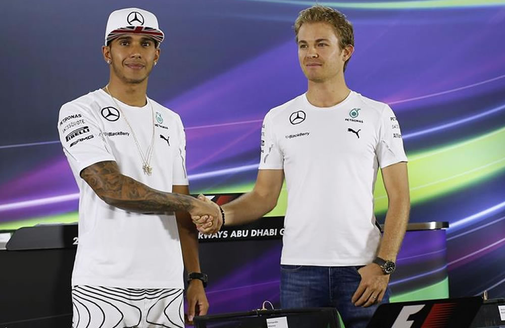 El piloto alemán de Mercedes Nico Rosberg (dcha) estrecha la mano a su compañero de equipo, el británico Lewis Hamilton. Foto: EFE