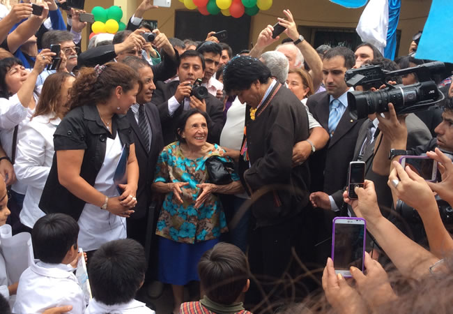 El presidente Evo Morales se encuentra con su maestra en Salta. Foto: ABI