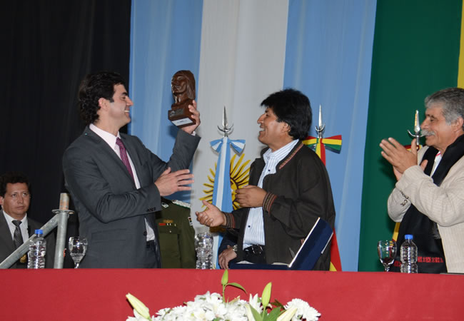 Evo Morales, con el título Doctor Honoris Causa, por su trayectoria política. Foto: ABI