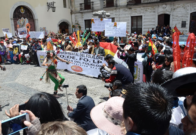 Miembros de 130 organizaciones folklóricas se volcaron el viernes a las calles de La Paz. ABIhina Hong Kong Protestas. Foto: EFE