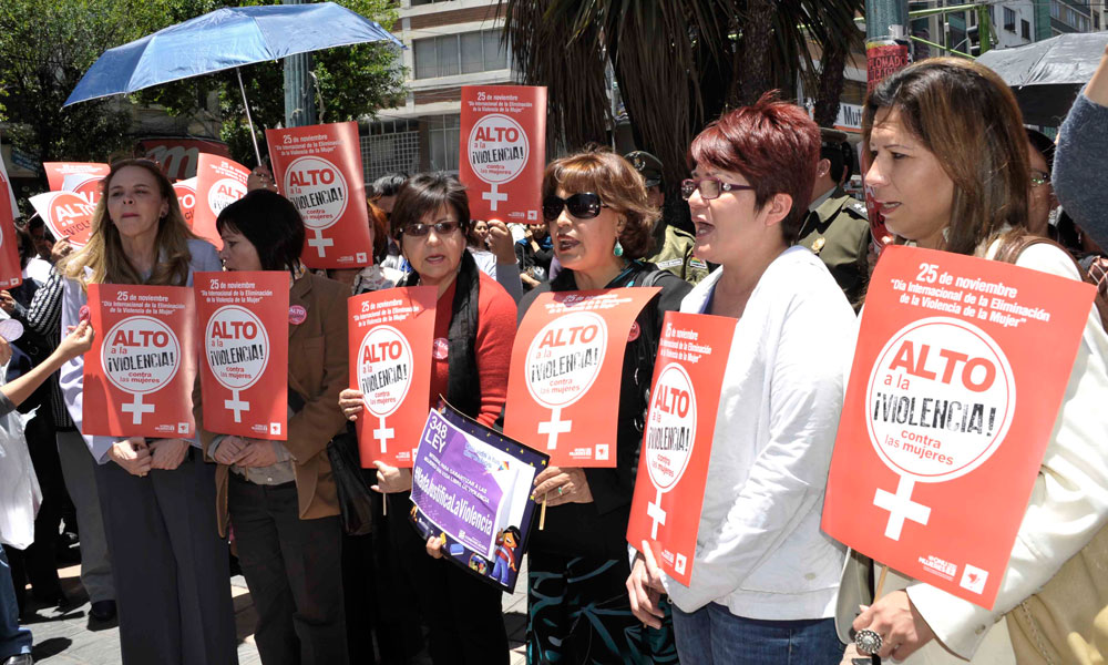 Ministras de estado junto a la representante de la ONU en Bolivia, Katherine Grigsby, participaron en la manifestación contra la violencia a las mujeres en La Paz. Foto: ABI